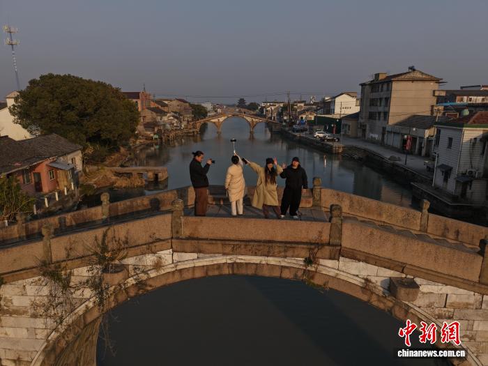 伝統的な情緒が新たな魅力となって観光客を魅了する「双林三橋」　浙江省湖州