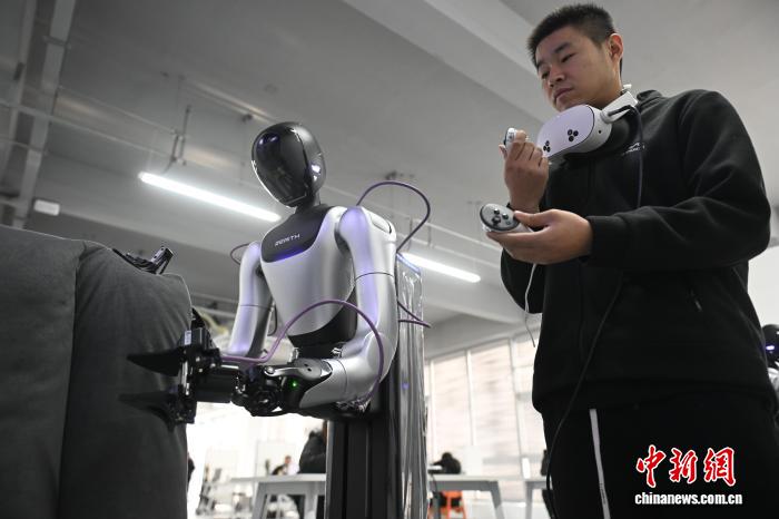 人型ロボットインストラクターの日常