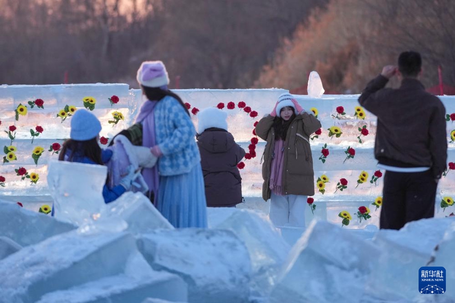 「ダイヤモンドの海」でロマンチックな夕陽を愛でる　黒竜江省哈爾浜