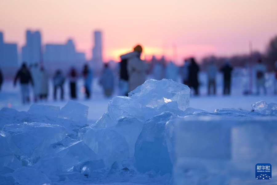 「ダイヤモンドの海」でロマンチックな夕陽を愛でる　黒竜江省哈爾浜