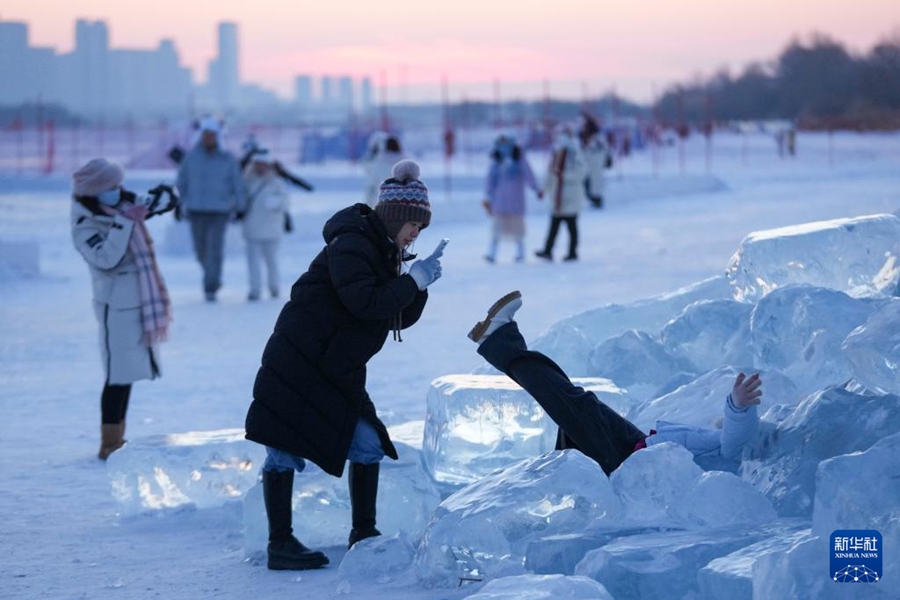 「ダイヤモンドの海」でロマンチックな夕陽を愛でる　黒竜江省哈爾浜