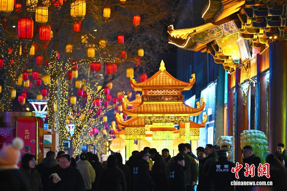 盛唐の繁栄に思いを馳せて　甘粛省敦煌ランタンフェスティバル