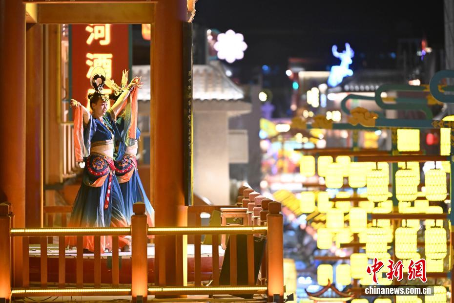 盛唐の繁栄に思いを馳せて　甘粛省敦煌ランタンフェスティバル