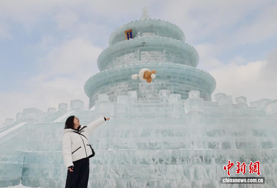 氷の彫刻「祈年殿」が観光客に人気　吉林省長春