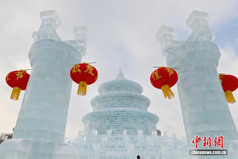 氷の彫刻「祈年殿」が観光客に人気　吉林省長春