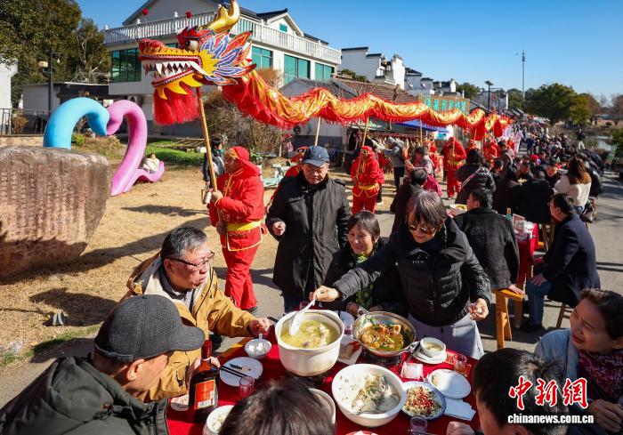 賑わいを見せる宴席「長街宴」イベント　江蘇省南京市