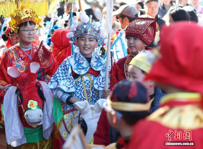 賑わいを見せる宴席「長街宴」イベント　江蘇省南京市
