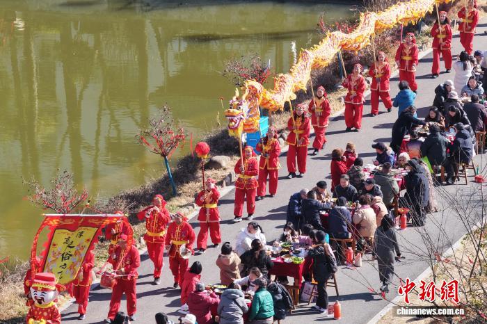 賑わいを見せる宴席「長街宴」イベント　江蘇省南京市