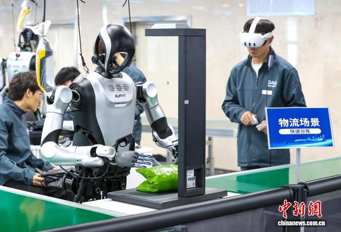 人型ロボットのデータ収集訓練場で「授業」スタート　山東省青島