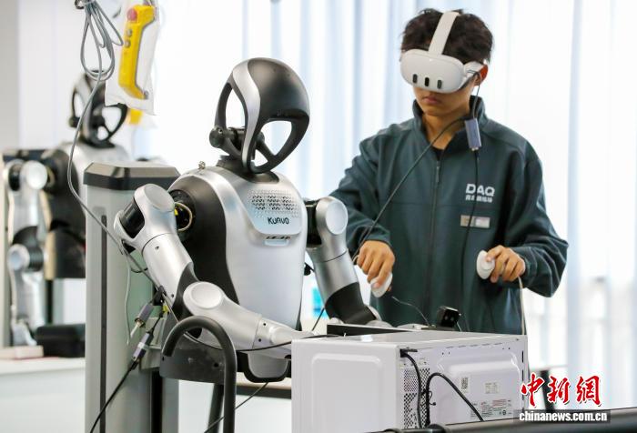 人型ロボットのデータ収集訓練場で「授業」スタート　山東省青島