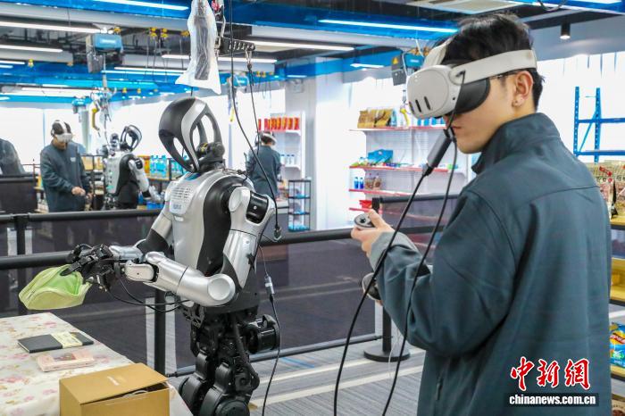 人型ロボットのデータ収集訓練場で「授業」スタート　山東省青島