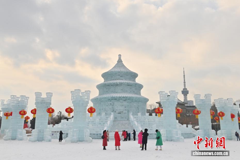 氷の彫刻「祈年殿」が観光客に人気　吉林省長春