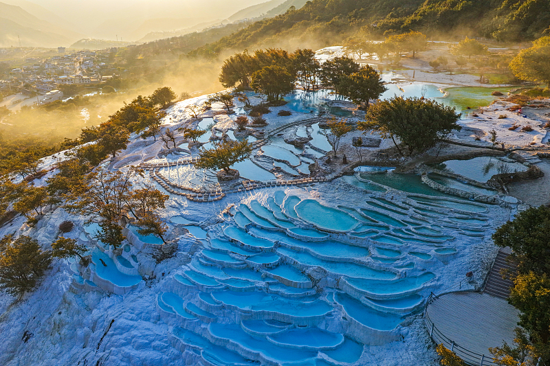 日の出とともに金色に染まる白水台「仙人遺田」　雲南省迪慶州