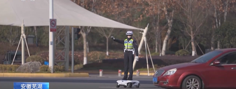 安徽省の交差点で「警官ロボット」が交通整理