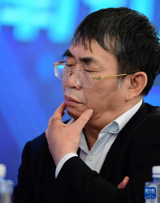 2017年の「象嶼杯」海峡両岸囲碁・人工知能招待試合の囲碁AIと棋士がタッグを組む「ペア碁」において熟考する聶衛平氏（2017年11月4日撮影・郭緒雷）。