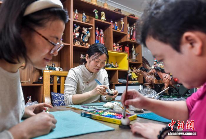 麺塑細工で作り上げる新疆の各民族