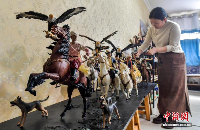 麺塑細工で作り上げる新疆の各民族