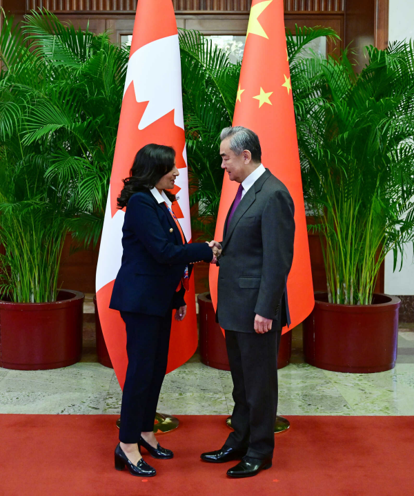 中国とカナダの外相が会談