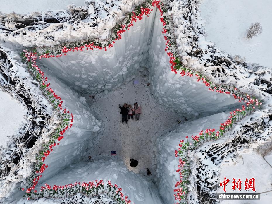 氷雪とバラで作り上げた写真スポットが人気に　吉林省長春
