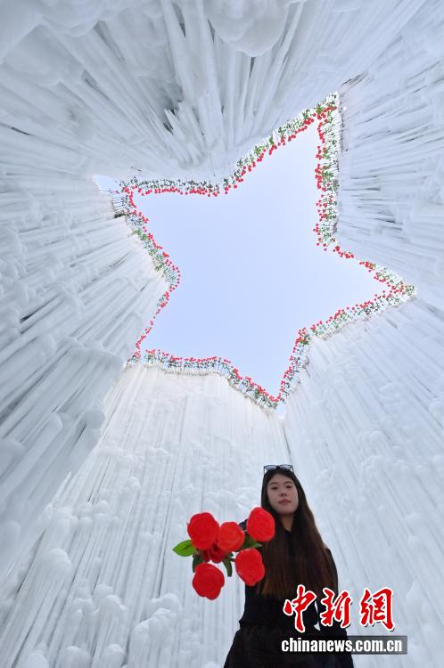 氷雪とバラで作り上げた写真スポットが人気に　吉林省長春