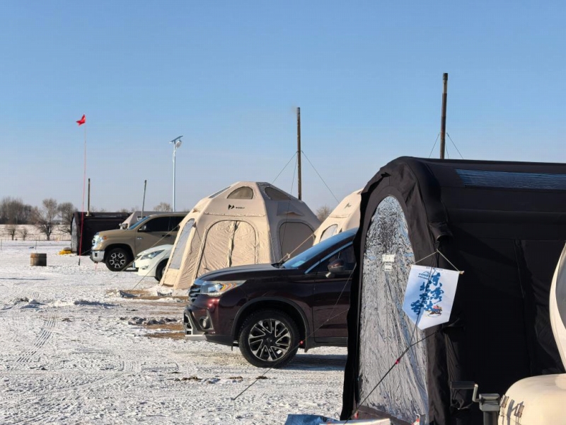 第4回東北キャンプ大会の会場にずらりと並ぶテント（撮影・張玥）。