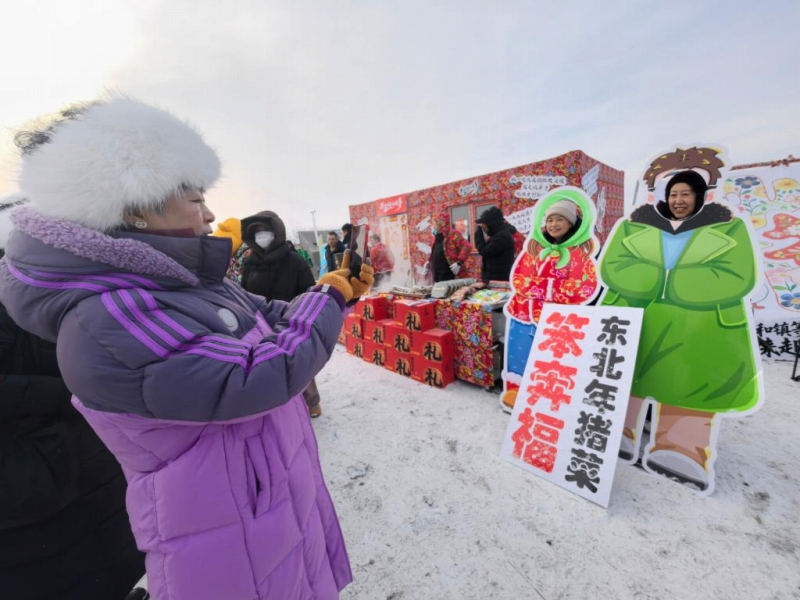顔ハメ看板で写真を撮影する女性ら（撮影・呉瀚）。