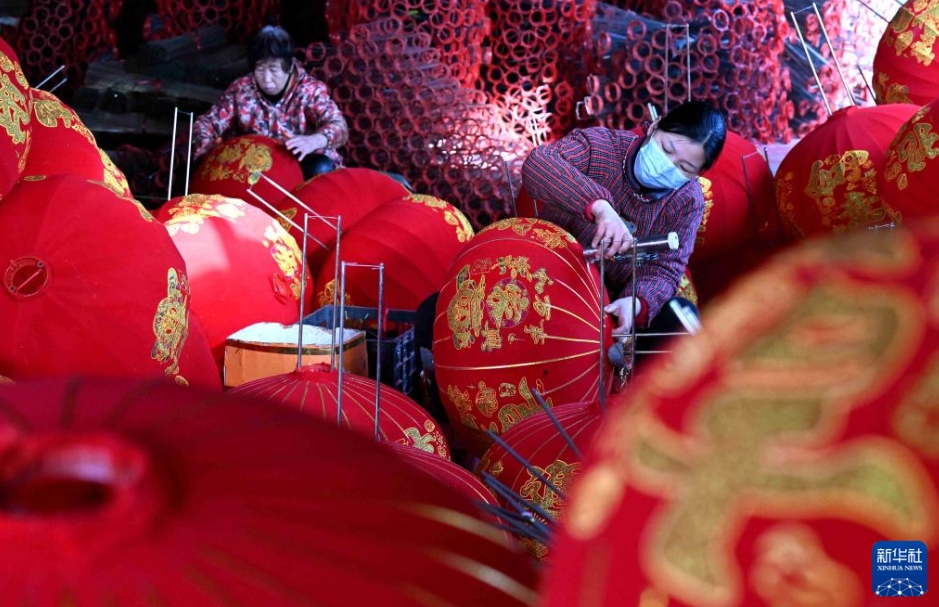 春節を控え宮灯作りに追われる村民　河北省石家荘