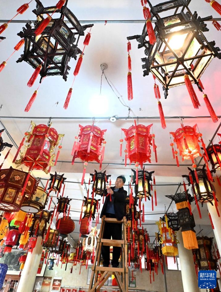 春節を控え宮灯作りに追われる村民　河北省石家荘