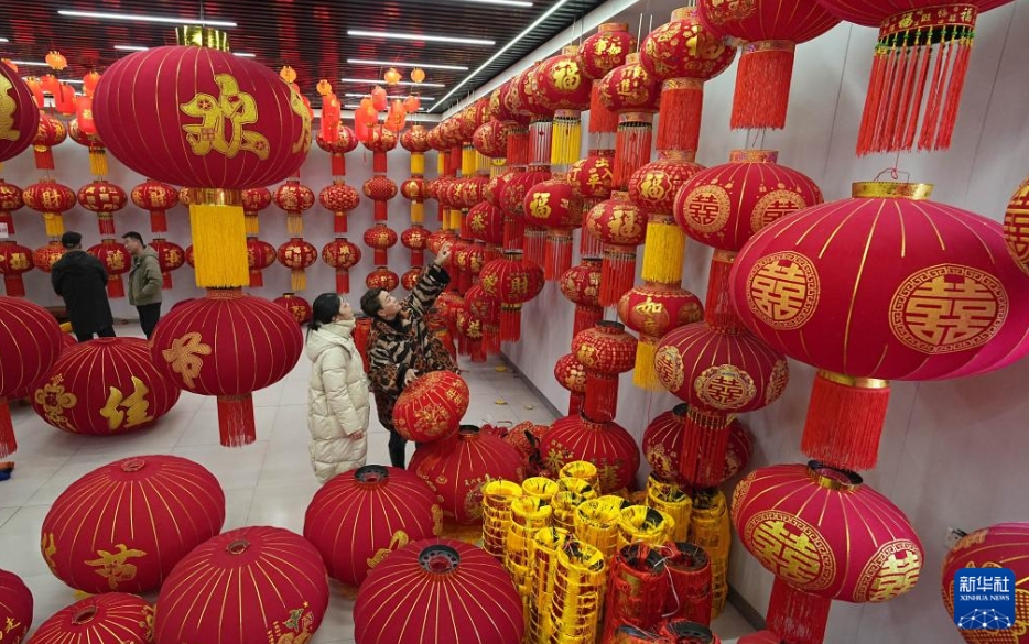 春節を控え宮灯作りに追われる村民　河北省石家荘