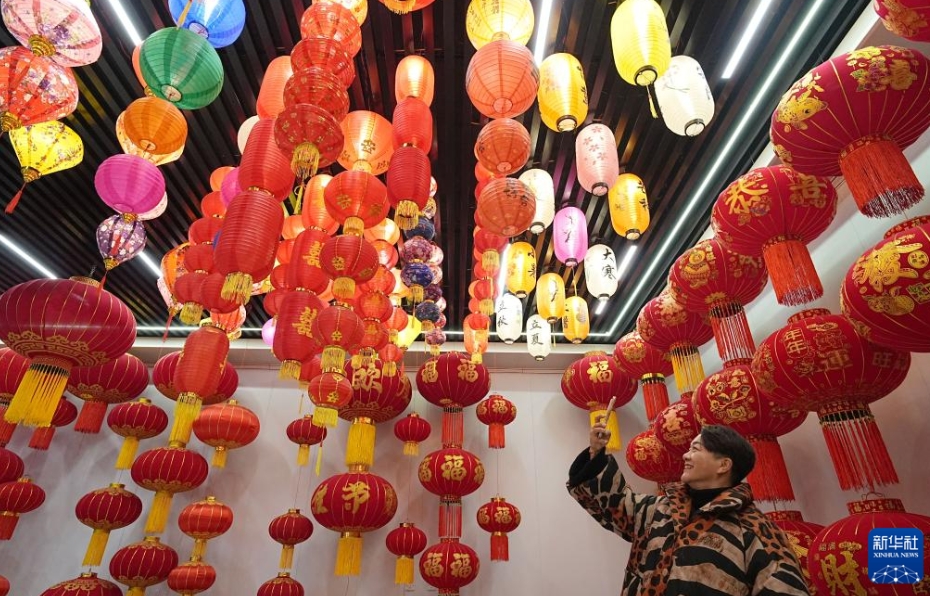 春節を控え宮灯作りに追われる村民　河北省石家荘