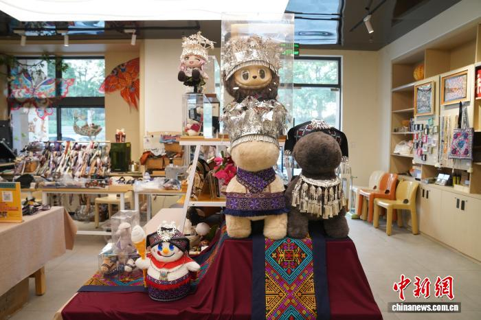 1千年以上の歴史誇る生地・壮錦を「ラブブ」に着せてみたら？