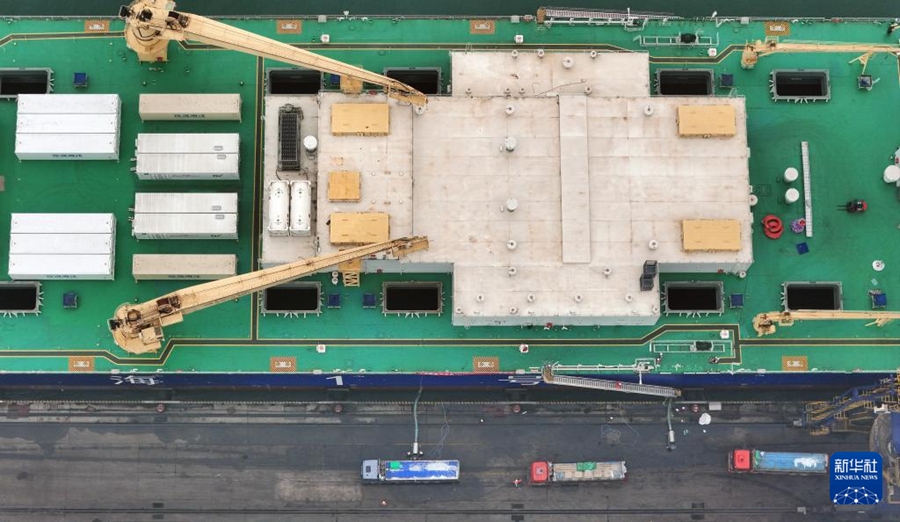 サーモンが10万トン級養殖工船へ「引っ越し」　山東省煙台