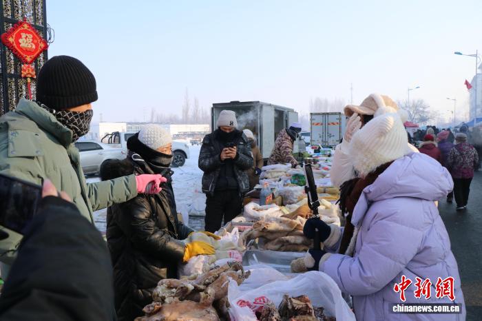 農村の春節用品市、「ライブ配信＋無形文化遺産の実演」で新体験を提供　新疆
