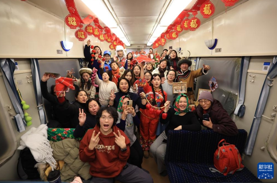 初の大型国際観光ツアー客を迎えた「東北民俗」テーマ列車　黒竜江省