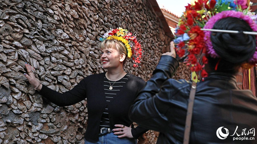 異国の旅人の頭上を彩る伝統的な髪飾り　福建省蟳埔村