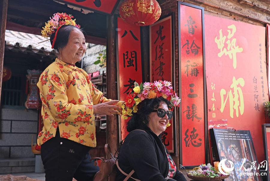 異国の旅人の頭上を彩る伝統的な髪飾り　福建省蟳埔村