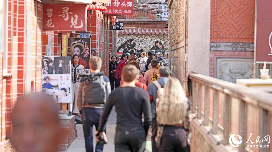 異国の旅人の頭上を彩る伝統的な髪飾り　福建省蟳埔村