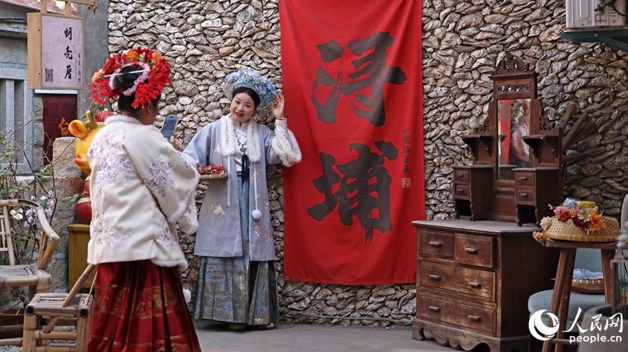 異国の旅人の頭上を彩る伝統的な髪飾り　福建省蟳埔村