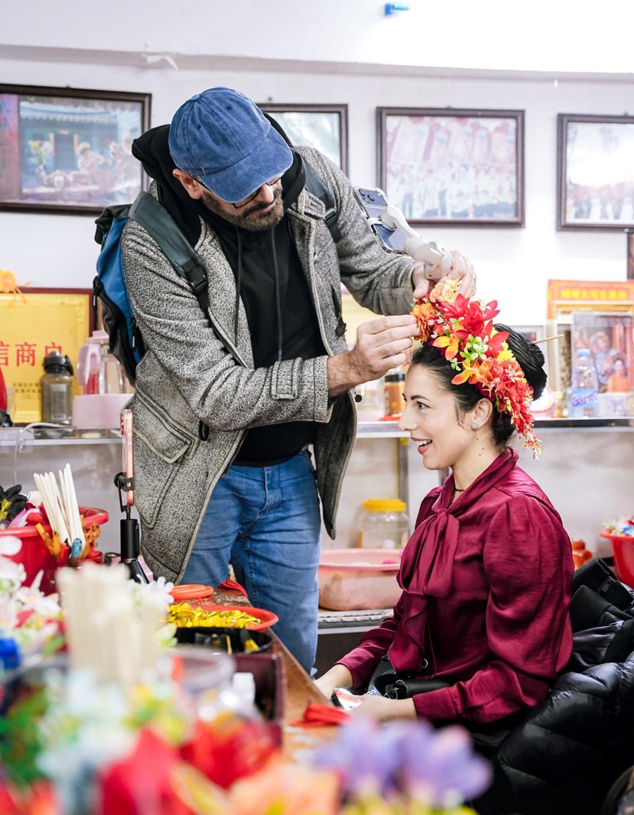 異国の旅人の頭上を彩る伝統的な髪飾り　福建省蟳埔村