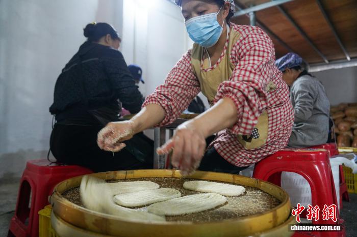 春節のおもてなしに欠かせない揚げパン「粿条」　広西・富川