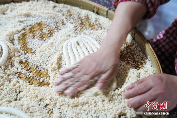 春節のおもてなしに欠かせない揚げパン「粿条」　広西・富川