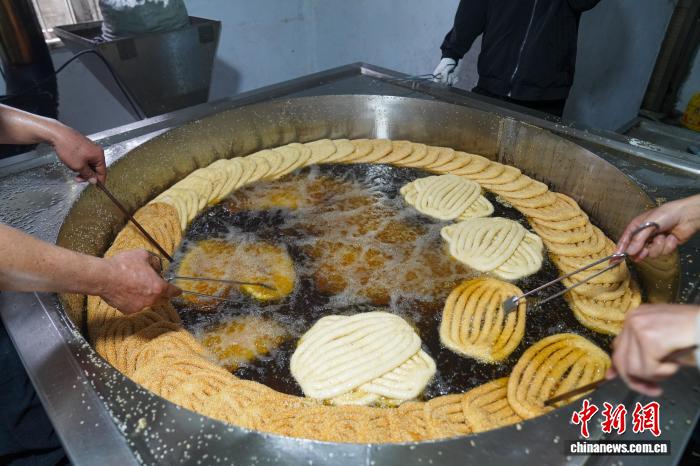 春節のおもてなしに欠かせない揚げパン「粿条」　広西・富川