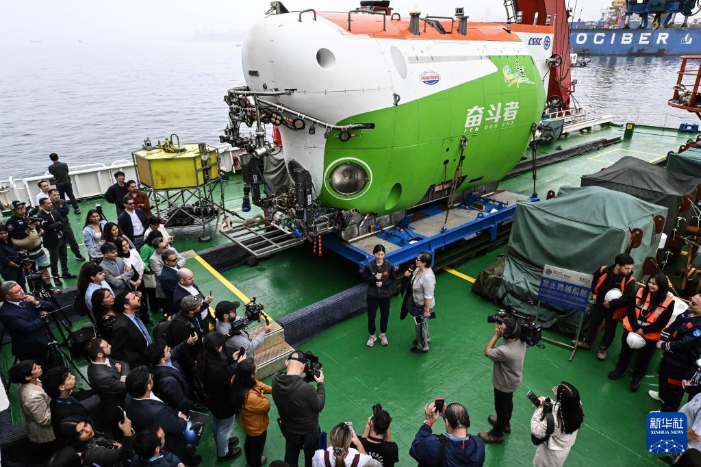 1月19日、「探索1号」船上で中国の科学者が有人潜水船「奮闘者」号について説明する様子。撮影・ホルヘ・ビジェガス