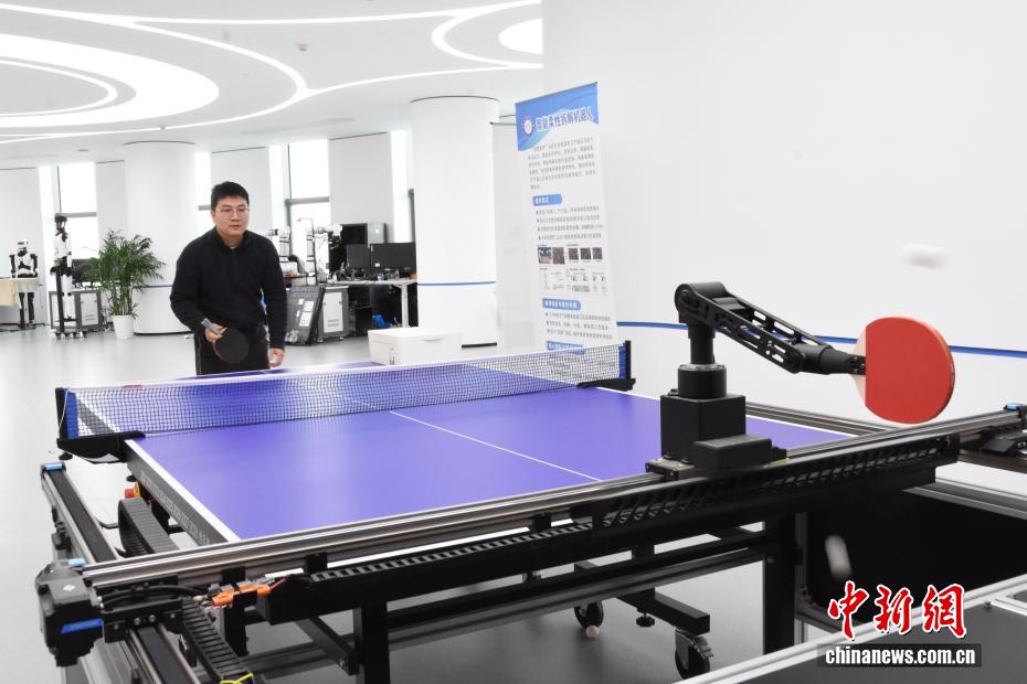 「エンボディドAIロボット」実験室を訪ねて　河南省鄭州