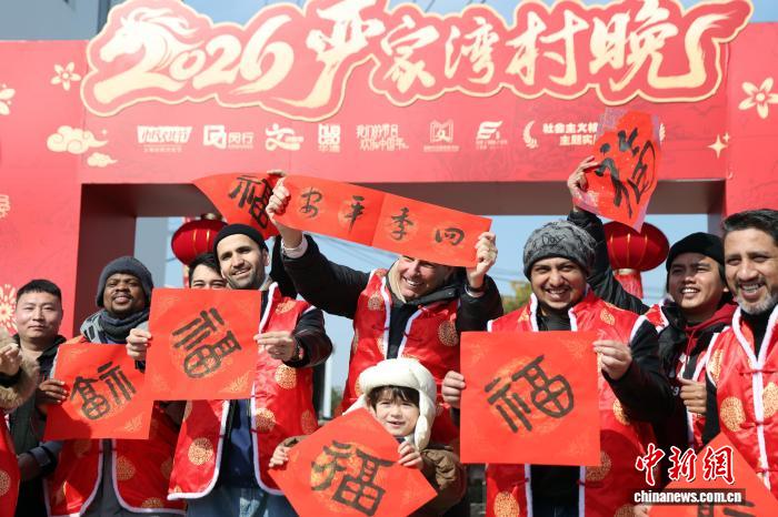 春節ムードを味わえる厳家湾のイベントを楽しむ外国人たち　上海