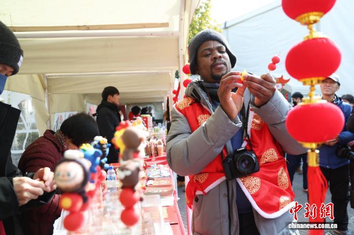 春節ムードを味わえる厳家湾のイベントを楽しむ外国人たち　上海