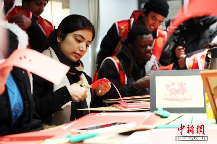 春節ムードを味わえる厳家湾のイベントを楽しむ外国人たち　上海