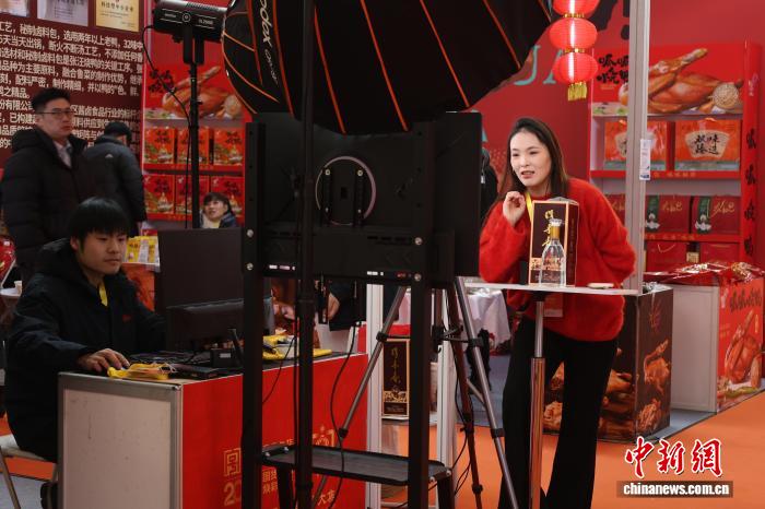 老舗ブランドと伝統要素を取り入れた春節用品販売イベントが開幕　山東省臨沂