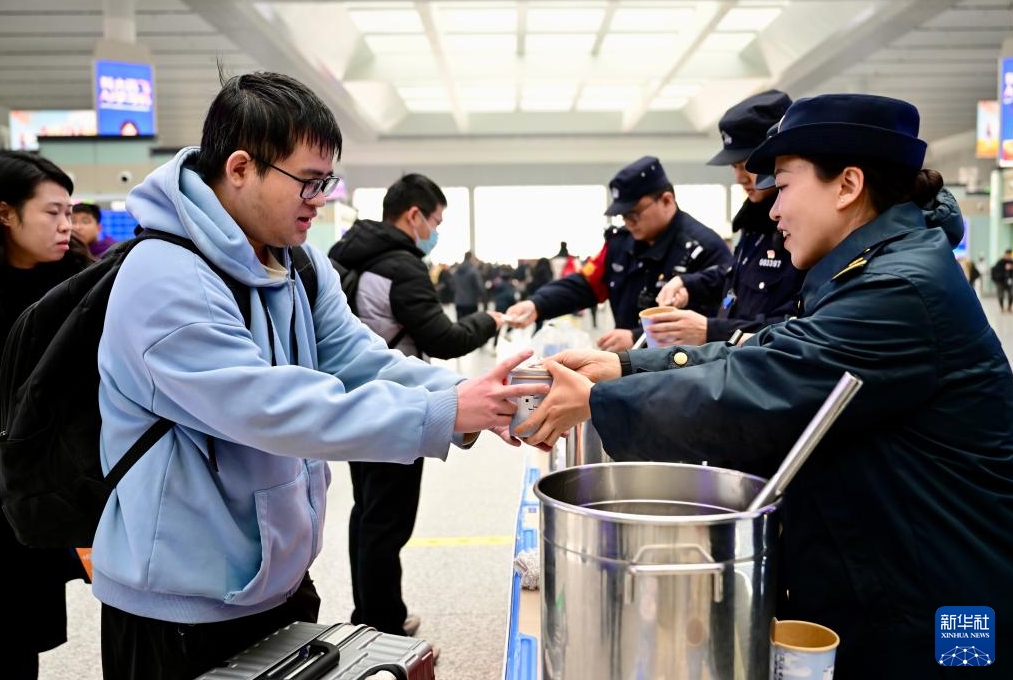 乗客に温もり届ける「臘八粥」　安徽省