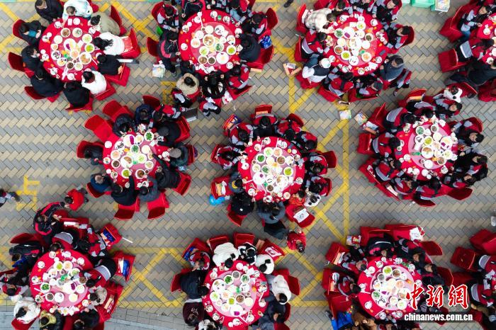 配達員約100人が春節気分を味わう食事会　浙江省杭州